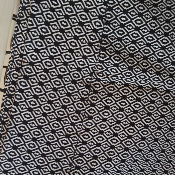 Rafaella Comfort Shorts White Geometric Pull On Elastic Waistband 18 NICE - Picture 2 of 9